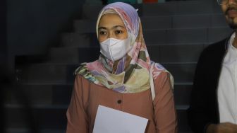 Atin, Istri pertama suami Nita Thalia, Nurdin Rudithya saat ditemui awak media usai melaporkan Adik Nita Thalia, Seny Amelia dengan dugaan pencemaran nama baik di Polda Metro Jaya, Jakarta Selatan, Selasa (20/10). [Suara.com/Alfian Winanto]