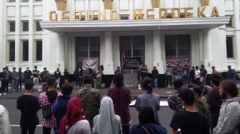 Duga Ada Penyusup, Mahasiswa Bandung Bentrok dengan Polisi