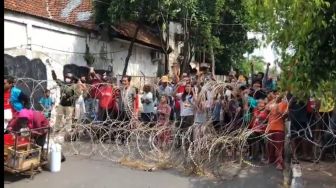 Polisi Tutup Gang-Gang Pemukiman Warga di Kwitang Pakai Kawat Berduri