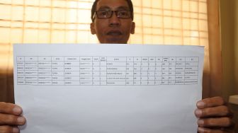 Anggota KPU Jember Ahmad Hanafi menunjukkan lima nama Tuhan yang masuk dalam Daftar Pemilih Tetap (DPT), di KPU Jember, Jawa Timur, Selasa (20/10/2020).  [ANTARA FOTO/Seno]