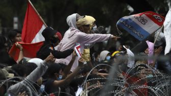 Sejumlah massa dari berbagi elemen masyarakat melakukan aksi unjuk rasa di kawasan Patung Kuda, Jakarta, Selasa (20/10/2020). [Suara.com/Angga Budhiyanto]