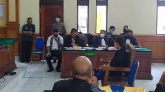 Sidang Lanjutan Jerinx SID Diwarnai Tangis Haru