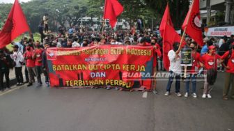 1.500 Demonstran Tolak UU Ciptaker Geruduk DPRD Kota Malang, Ekonomi Lumpuh