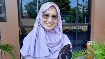 Gaji Suami Dipotong, Okie Agustina Tetap Bersyukur