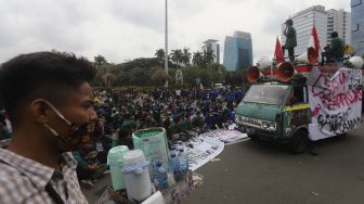 Mahasiswa yang tergabung dalam Badan Eksekutif Mahasiswa Seluruh Indonesia (BEM SI) melakukan aksi unjuk rasa di kawasan Patung Kuda, Jakarta, Selasa (20/10/2020). [Suara.com/Angga Budhiyanto]