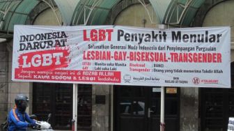 Spanduk di Masjid Tuduh LGBT Penyebab Gempa dan Tsunami Dicibir Netizen