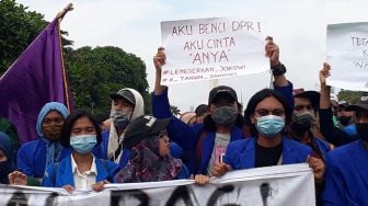 Aksi Mahasiswa: Aku Benci DPR, Aku Cinta Anya, Lengserkan Jokowi!