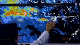 Petugas menunjukkan citra satelit Himawari di Balai Besar Meteorologi Klimatologi dan Geofisika Wilayah 3 Denpasar, Bali, Selasa (20/10/2020). [ANTARA FOTO/Fikri Yusuf]