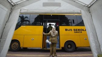 Petugas memberi arahan kepada sejumpah pasien COVID-19 sebelum berangkat ke Rumah Sakit Darurat Penanganan COVID-19 Wisma Atlet Kemayoran dari Puskesmas Duren Sawit, Jakarta, Senin (19/10/2020). [ANTARA FOTO/Aditya Pradana Putra]