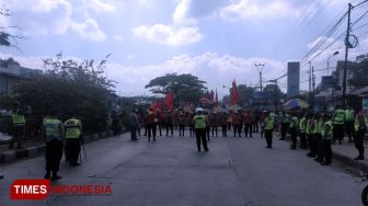 Massa Buruh-Mahasiswa Penolak UU Ciptaker Bergerak ke Gerbang Tol Cileunyi