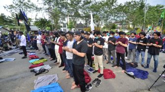 Demo Berlanjut di Kalbar, Mahasiswa Awali Salat Berjemaah