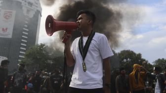 Mahasiswa yang tergabung dalam Himpunan Mahasiswa Islam (HMI) berorasi saat melakukan aksi unjuk rasa di kawasan Patung Kuda, Jakarta, Selasa (20/10/2020). [Suara.com/Angga Budhiyanto]