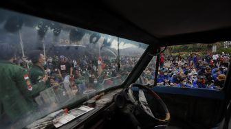 Mahasiswa yang tergabung dalam Badan Eksekutif Mahasiswa Seluruh Indonesia (BEM SI) melakukan aksi unjuk rasa di kawasan Patung Kuda, Jakarta, Selasa (20/10/2020). [Suara.com/Angga Budhiyanto]