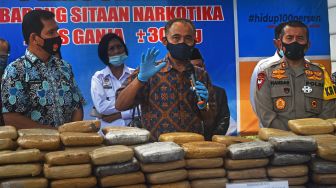 Kepala Badan Narkotika Nasional (BNN) Heru Winarko (kedua kanan) didampingi Kapolda Banten Irjen Pol Fiandar (kanan) dan Kepala BNNP Banten Hendri Marpaung (kiri) memperlihatkan ratusan paket ganja kering saat acara pemusnahan barang bukti di Serang, Banten, Rabu (21/10/2020). [ANTARA FOTO/Asep Fathulrahman]