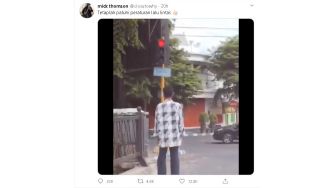 Mematung, Aksi Pejalan Kaki Ini Buat Ngakak Saat Lampu Merah Berubah Hijau