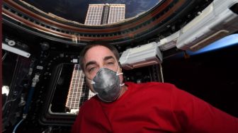 Bersiap Pulang ke Bumi, Astronot Latihan Pakai Masker Wajah di Luar Angkasa