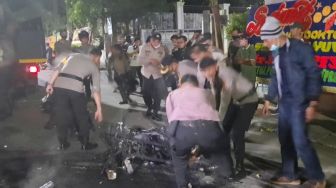 Demo Tolak UU Ciptaker di Jambi Ricuh hingga Malam, Motor Polisi Dibakar
