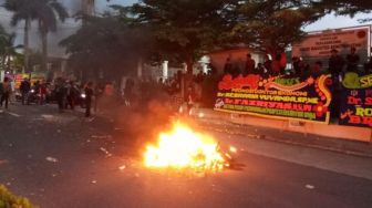Polisi Kabur ke Rumah Warga saat Terkepung Pendemo, Motor Dibakar