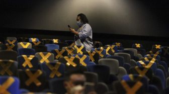 Pengunjung bersiap menyaksikan film yang diputar di bioskop CGV Cinemas Grand Indonesia, Jakarta, Rabu (21/10/2020). [Suara.com/Angga Budhiyanto]