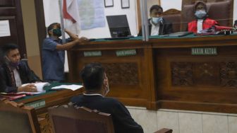 Vicky Prasetyo saat mengikuti sidang lanjutan kasus pencemaran nama baik dengan mantan istrinya, Angel Lelga di Pengadilan Negeri Jakarta Selatan, Rabu (21/10). [Suara.com/Alfian Winanto]