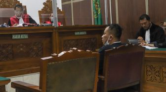 Vicky Prasetyo saat mengikuti sidang lanjutan kasus pencemaran nama baik dengan mantan istrinya, Angel Lelga di Pengadilan Negeri Jakarta Selatan, Rabu (21/10). [Suara.com/Alfian Winanto]