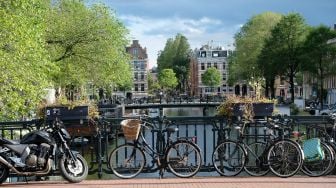 Cegah Pesepeda Parkir Sembarangan, Amsterdam Pasang Bunga di Jembatan Kanal