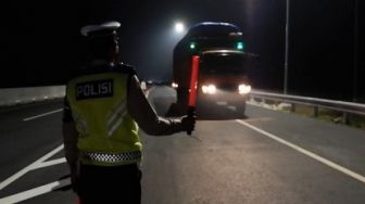 Polisi Bunyikan Sirine agar Pengendara Kaget dan Rasa Kantuk Hilang