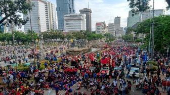 Massa Buruh di Patung Kuda Sore Ini, Sisi Kanan Bubar, Kiri Masih Menyemut