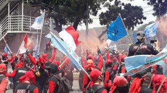 Demo Omnimbus Law di Patung Kuda, Massa Buruh Logam Tembakkan Smoke Bomb