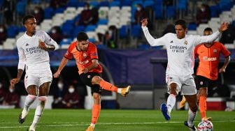 Penyerang Shakhtar Donetsk Manor Solomon (C) mencetak gol selama pertandingan sepak bola grup B Liga Champions UEFA antara Real Madrid melawan Shakhtar Donetsk di Stadion Alfredo di Stefano, Madrid, Spanyol, Kamis (22/10) dini hari WIB. [GABRIEL BOUYS / AFP]
