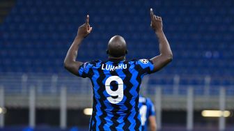 Penyerang Inter Milan Romelu Lukaku merayakan golnya usai mencetak gol kedua timnya selama pertandingan leg pertama babak pertama Liga Champions UEFA, grup B antara Inter Milan melawan Borussia Moenchengladbach, di Stadion Giuseppe Meazza, Milan, Itali, Kamis (22/10). dini hari WIB. 
[MIGUEL MEDINA / AFP]
