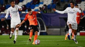 Penyerang Shakhtar Donetsk Manor Solomon (C) mencetak gol selama pertandingan sepak bola grup B Liga Champions UEFA antara Real Madrid melawan Shakhtar Donetsk di Stadion Alfredo di Stefano, Madrid, Spanyol, Kamis (22/10) dini hari WIB. [GABRIEL BOUYS / AFP]
