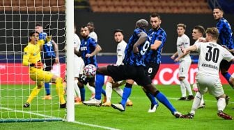 Penyerang Inter Milan Romelu Lukaku mencetak gol kedua timnya pada pertandingan leg pertama babak pertama Liga Champions UEFA, grup B, pertandingan sepak bola antara Inter Milan melawan Borussia Moenchengladbach, di Stadion Giuseppe Meazza, Milan, Itali, Kamis (22/10). dini hari WIB. 
[MIGUEL MEDINA / AFP]