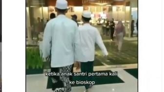 VIRAL Santri Lepas Sendal Masuk Bioskop, Tak Disangka Tuai Banyak Pujian