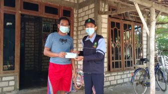 Mahasiswa KKN UIN Walisongo Bagikan Masker Gratis di Kab Lamongan