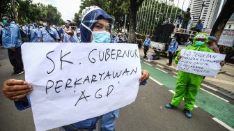 Pekerja Ambulans Gawat Darurat Dinas Kesehatan DKI Jakarta melakukan aksi di depan Balaikota, Jakarta, Kamis (22/10/2020).  [ANTARA FOTO/Rivan Awal Lingga]