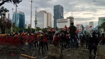 Nyalakan Smoke Bomb dan Nyanyi Lagu Buruh Tani, Massa Aksi Bubarkan Diri