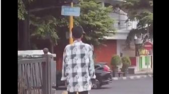 Aksi Pejalan Kaki Ini Bikin Hati Pelanggar Lalu Lintas Terketuk, Takjub!