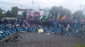 Demo Tolak Omnibus Law di Jember Diwarnai Ledakan, Mahasiswa: Revolusi...!