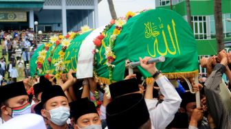 Ratusan santri dan warga  mengusung keranda jenazah Pimpinan Pondok Modern Darussalam Gontor KH Abdulllah Syukri Zarkasyi untuk dishalatkan di masjid sebelum dimakamkan di Gontor, Ponorogo, Jawa Timur, Kamis (22/10/2020). [ANTARA FOTO/Adi Pratama]