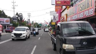 Rawan Celaka, Warga Manggung Keluhkan Parkir Mobil Tak Teratur di Jakal