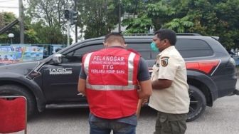 Randi Lupa Pakai Masker karena Buru-buru Mau Sarapan