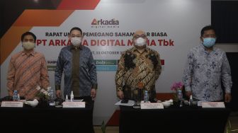 Direktur Utama PT Arkadia Digital Media Tbk, Wiliam Martaputra (kedua kanan) didampingi Komisaris Utama Stephen K. Sulistyo (kedua kiri), Direktur Suwarjono (kanan), dan Komisaris Independen Ariyo Ali Suprapto (kiri) berfoto bersama usai Rapat Umum Pemegang Saham Luar Biasa (RUPSLB) di Jambuluwuk Hotel, Jakarta, Jumat (23/10/2020). [Suara.com/Angga Budhiyanto]