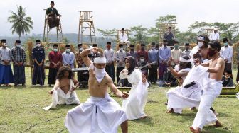 Sejumlah seniman komunitas Lima Gunung menampilkan pertunjukan seni bertajuk "Prihatin, Berdoa, Bergembira" saat acara Muludan Tegalrejo di kompleks Ponpes Syubbanul Wathon Secang, Magelang, Jateng, Jumat (23/10/2020). [ANTARA FOTO/Anis Efizudin]