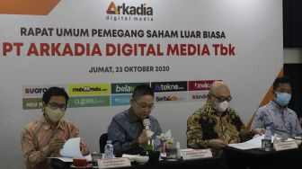 Komisaris Utama PT Arkadia Digital Media Tbk, Stephen K. Sulistyo (kedua kiri) didampingi Komisaris Independen Ariyo Ali Suprapto (kiri), Direktur Utama Wiliam Martaputra (kedua kanan), dan Direktur Suwarjono (kanan) memberikan paparan saat Rapat Umum Pemegang Saham Luar Biasa (RUPSLB) di Jambuluwuk Hotel, Jakarta, Jumat (23/10/2020). [Suara.com/Angga Budhiyanto]