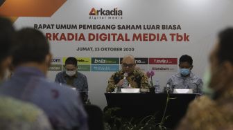 Direktur Utama PT Arkadia Digital Media Tbk, Wiliam Martaputra (tengah) didampingi Komisaris Utama Stephen K. Sulistyo (kiri) dan Direktur Suwarjono (kanan) memberikan paparan saat Rapat Umum Pemegang Saham Luar Biasa (RUPSLB) di Jambuluwuk Hotel, Jakarta, Jumat (23/10/2020). [Suara.com/Angga Budhiyanto]