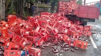 Kecelakaan Truk di Badung, Ratusan Minuman Botol Berserakan Tutupi Jalan