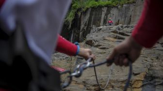 Siswa sekolah panjat tebing merah putih menjalani sesi kelas panjat tebing di Tebing Batu Templek, Cimenyan, Kabupaten Bandung, Jawa Barat, Jumat (23/10/2020). [ANTARA FOTO/Raisan Al Farisi]