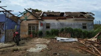 Dahsyatnya Angin Puting Beliung di Bekasi, Warga Histeris, 176 Rumah Rusak