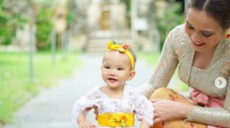 Shandy Aulia Pakai Busana Tradisional Bali, Baby Claire Curi Perhatian